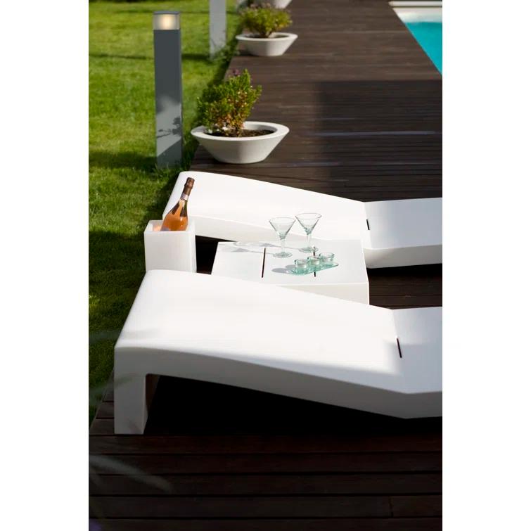 Jut Plastic/Resin Dining Table