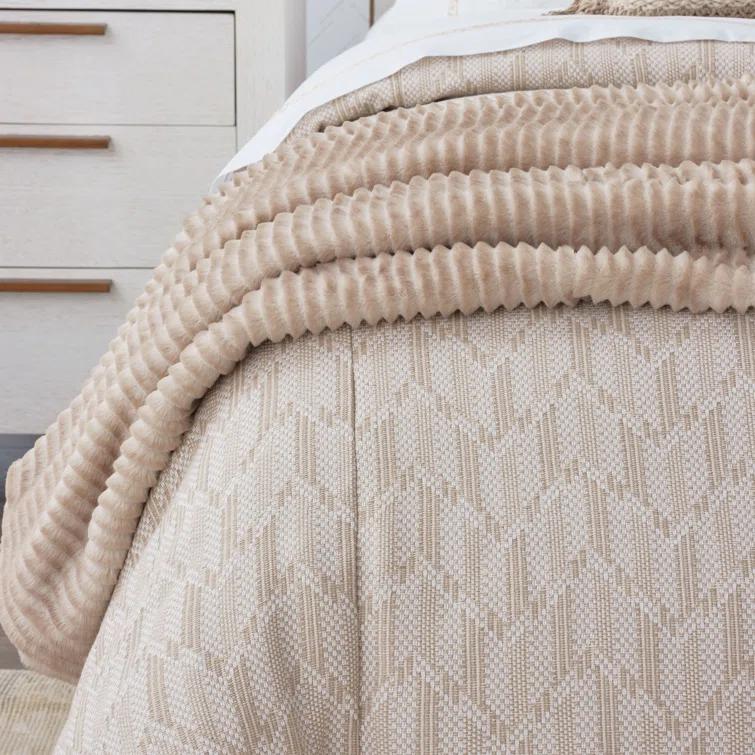 Park City Modern & Contemporary Cotton Blend Baffle Box Stitch Chevron / Zig Zag Comforter