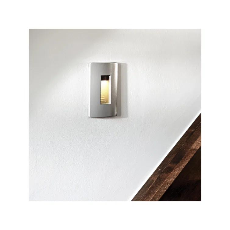 Hinkley Luna Vertical 120v 2700K Integrated LED Step Light