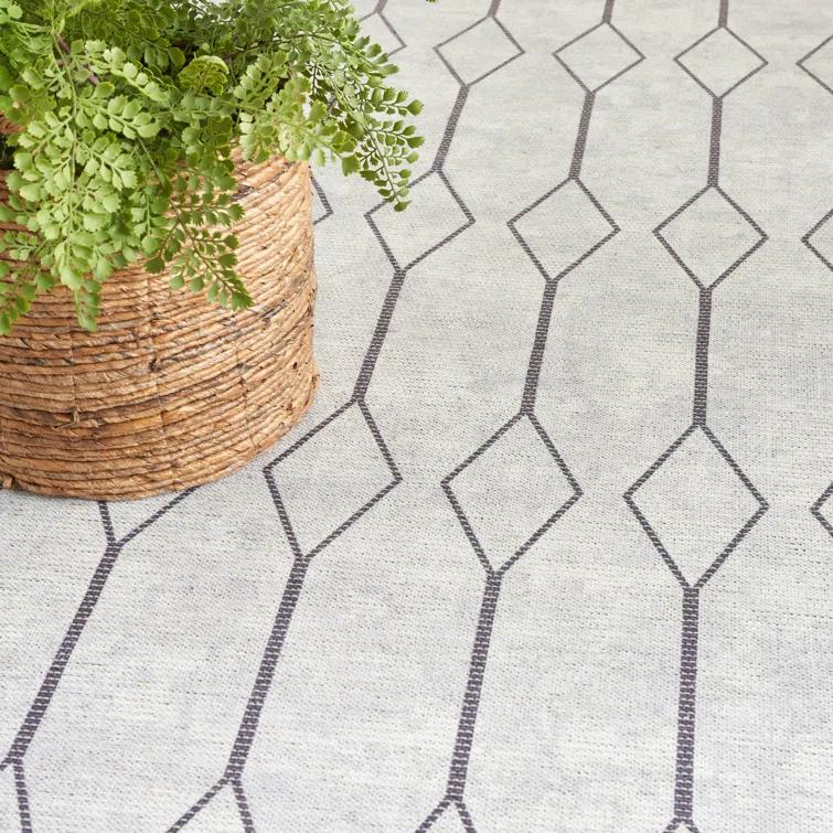 Pymble Geometric Machine Washable Area Rug in Ivory/Grey