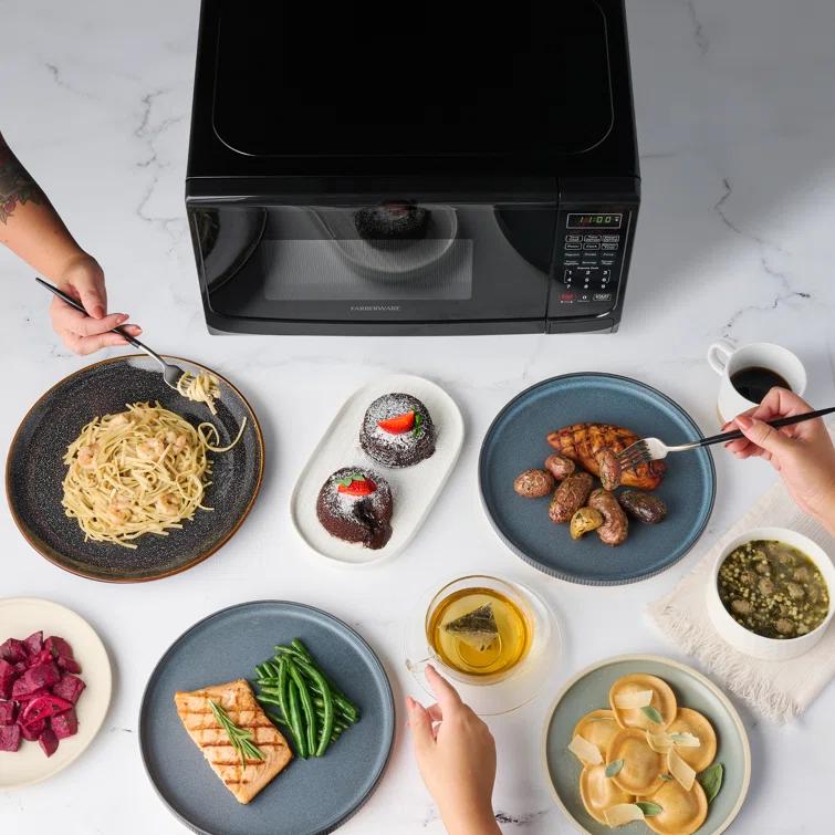 Farberware Farberware Countertop Microwave .7 Cu. Ft. 700-Watt Compact Microwave Oven FMO07ABTBKA