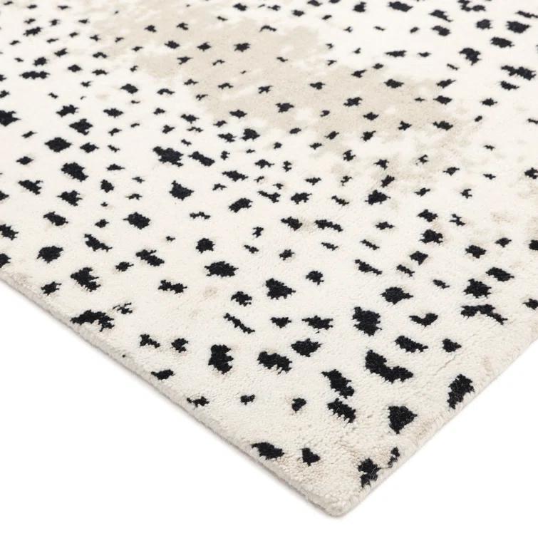 Esmarie Hand-Knotted Wool Rug - Ivory / 9' x 12'