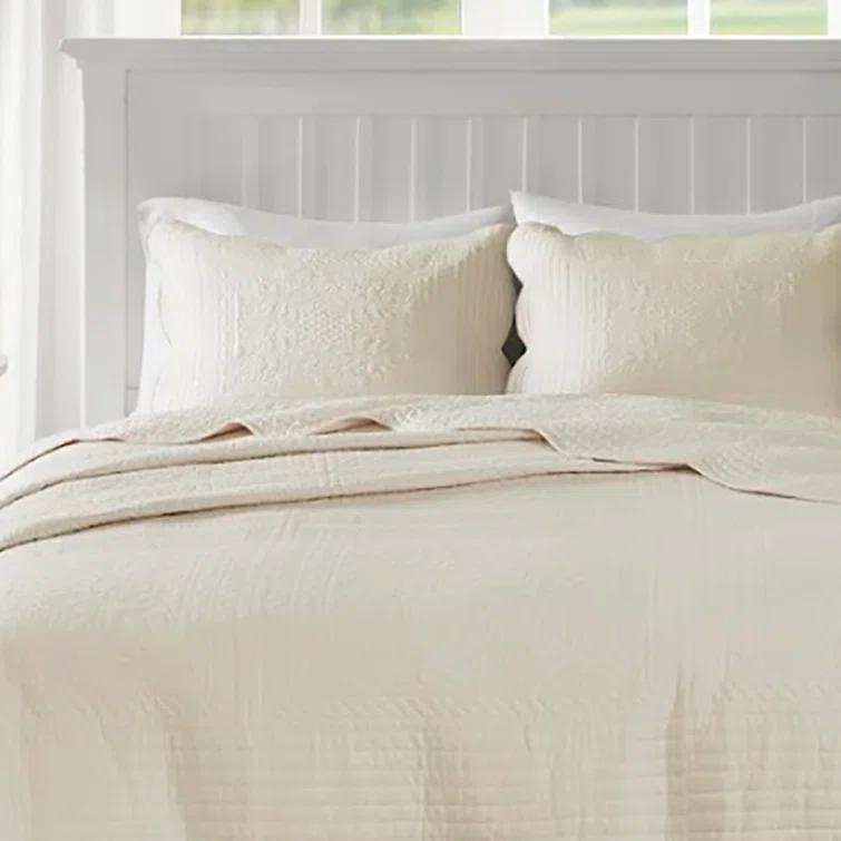 Tuscany Scalloped Edge Quilt Set