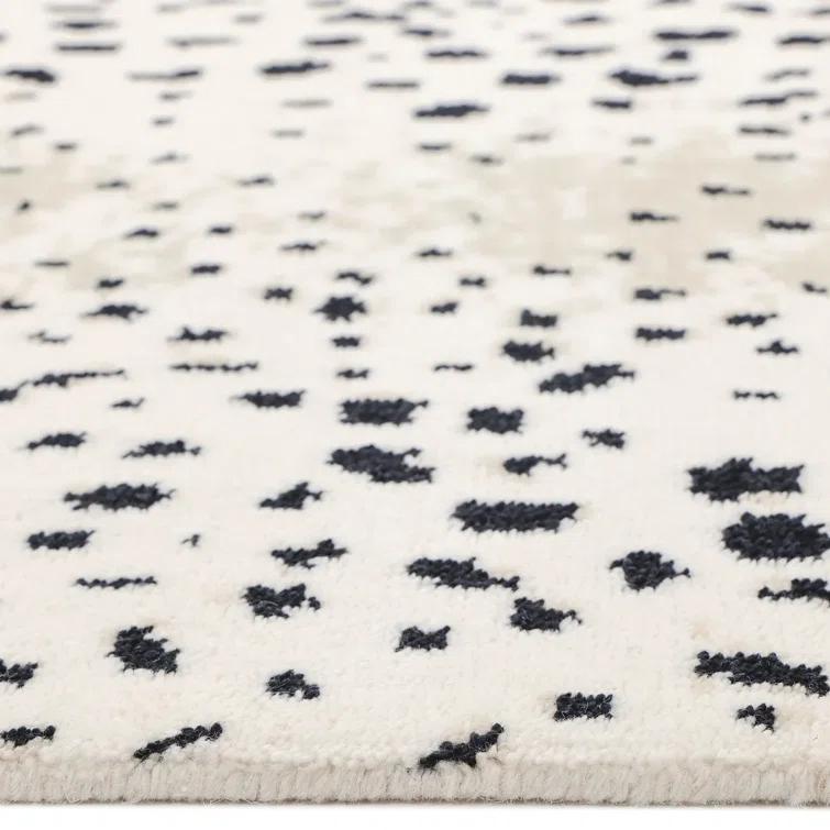 Esmarie Hand-Knotted Wool Rug - Ivory / 5' x 8'