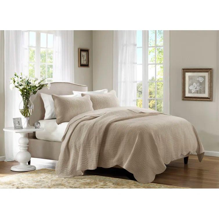 Tuscany Scalloped Edge Quilt Set