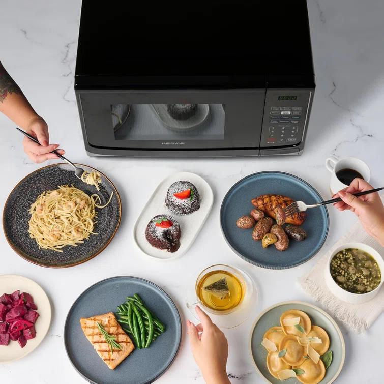 Farberware Farberware 0.9 Cubic Feet Countertop Microwave FM09BKA