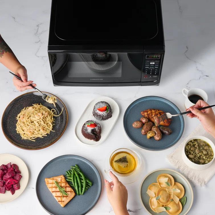 Farberware Farberware Countertop Microwave .7 Cu. Ft. 700-Watt Compact Microwave Oven FMO07ABTBKA