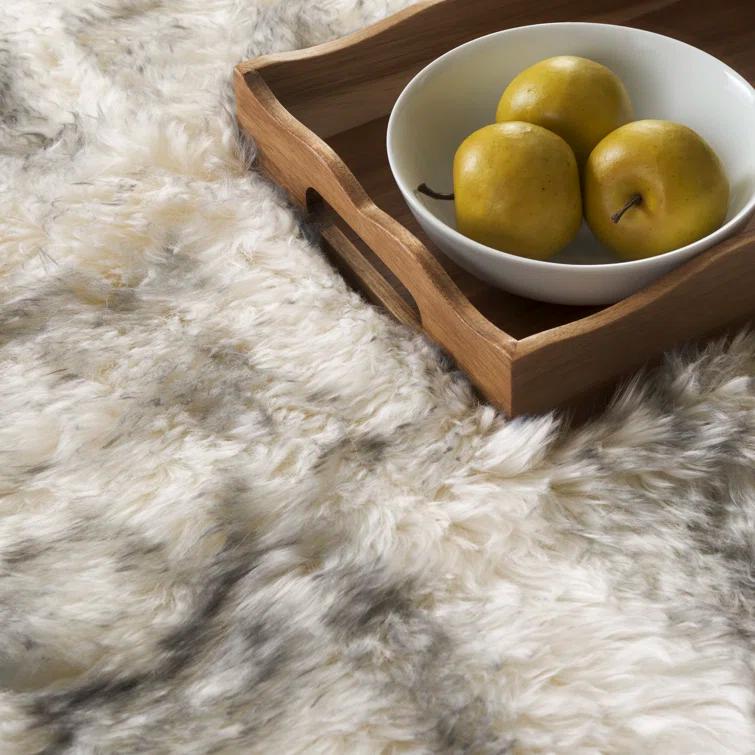 SAFAVIEH Sheep Skin Tiana Sheep Skin Area Rug, Ivory/Smoke Grey, 2' x 3' Specialty