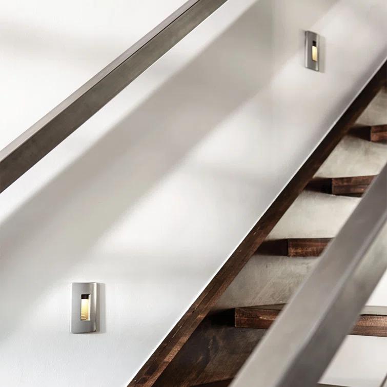 Hinkley Luna Vertical 120v 2700K Integrated LED Step Light