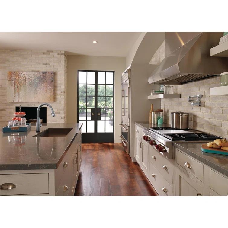 Essa Pull Down Single Handle Kitchen Faucet with MagnaTite Docking and Touch2O Technology