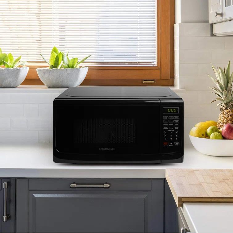 Farberware Farberware Countertop Microwave .7 Cu. Ft. 700-Watt Compact Microwave Oven FMO07ABTBKA