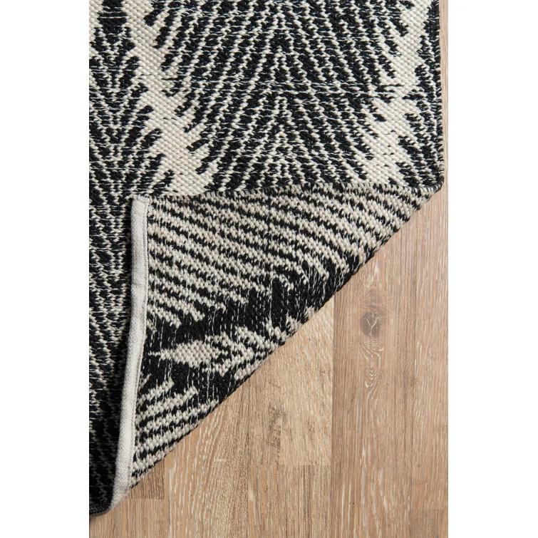 River Beacon Handwoven Indoor / Outdoor Rug by Erin Gates - 5' x 7'6"