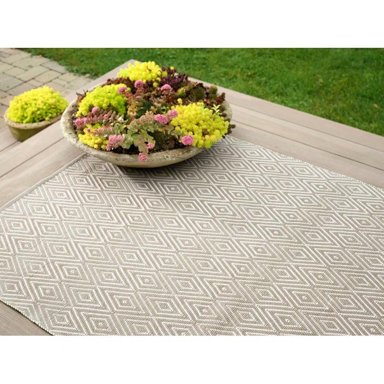 Diamond Platinum/White Handwoven Indoor/Outdoor Rug