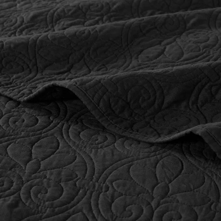 Quebec Reversible Quilt Set