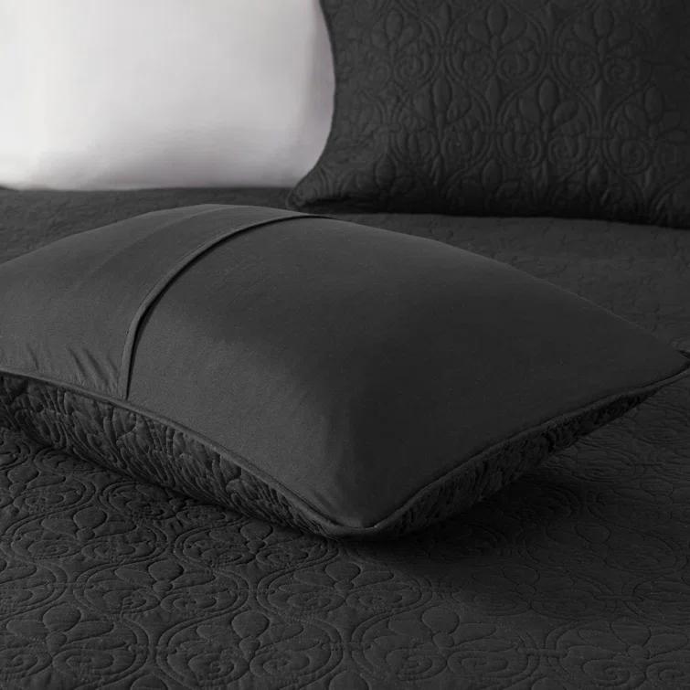 Quebec Reversible Quilt Set