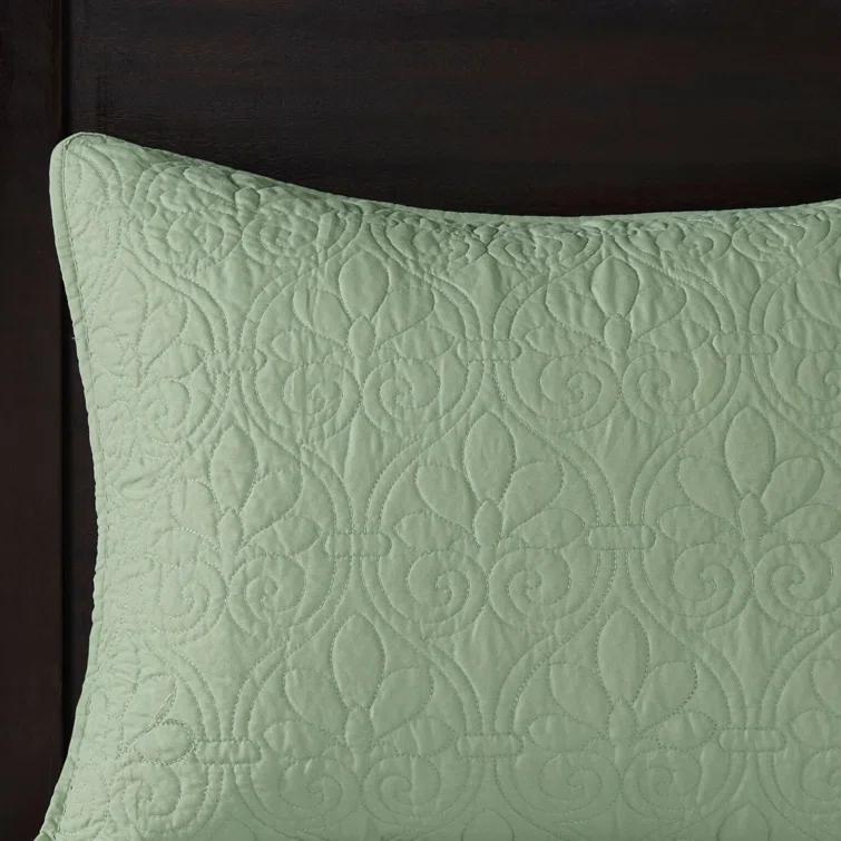 Quebec Reversible Quilt Set