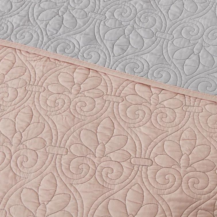 Quebec Reversible Quilt Set