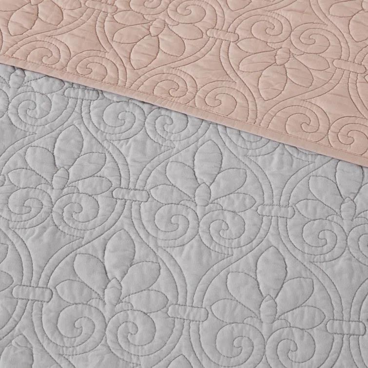 Quebec Reversible Quilt Set