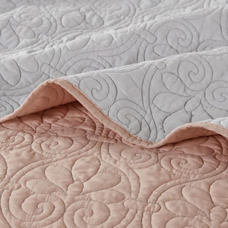 Quebec Reversible Quilt Set