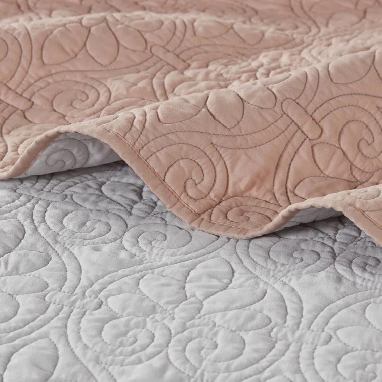 Quebec Reversible Quilt Set