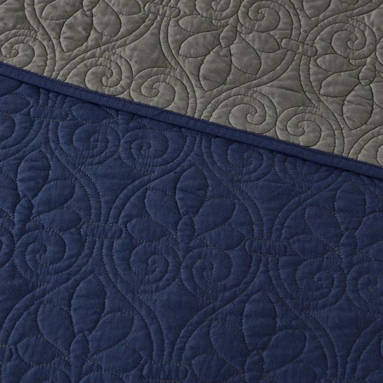 Quebec Reversible Quilt Set