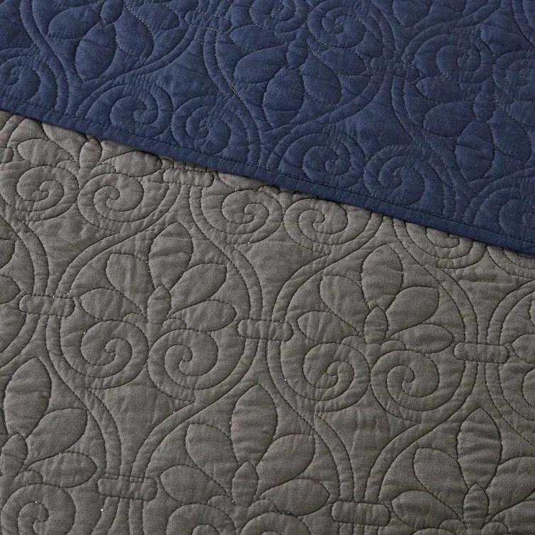 Quebec Reversible Quilt Set