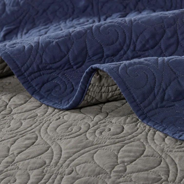 Quebec Reversible Quilt Set