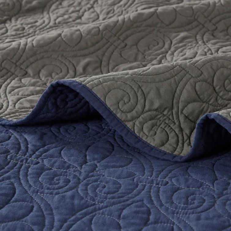 Quebec Reversible Quilt Set