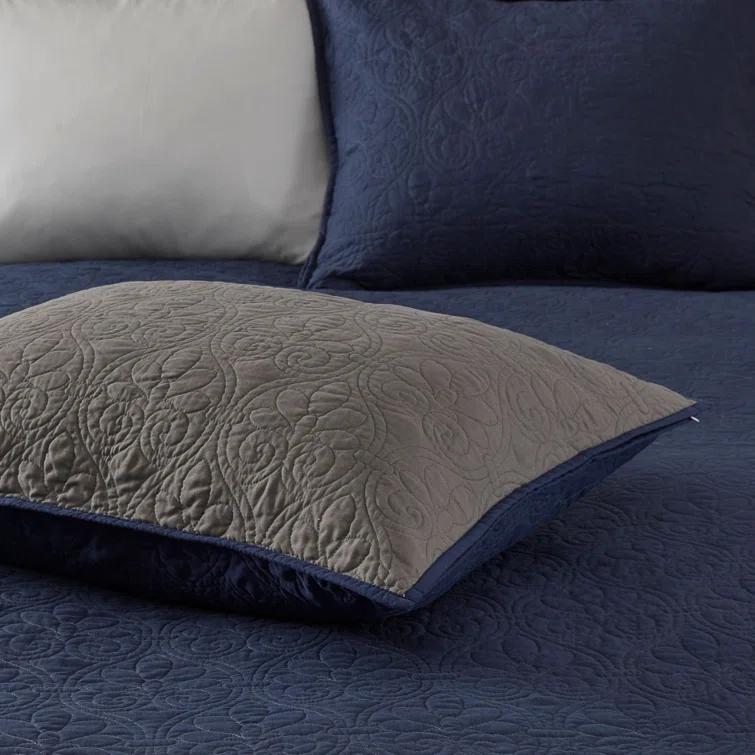 Quebec Reversible Quilt Set
