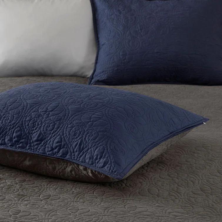 Quebec Reversible Quilt Set