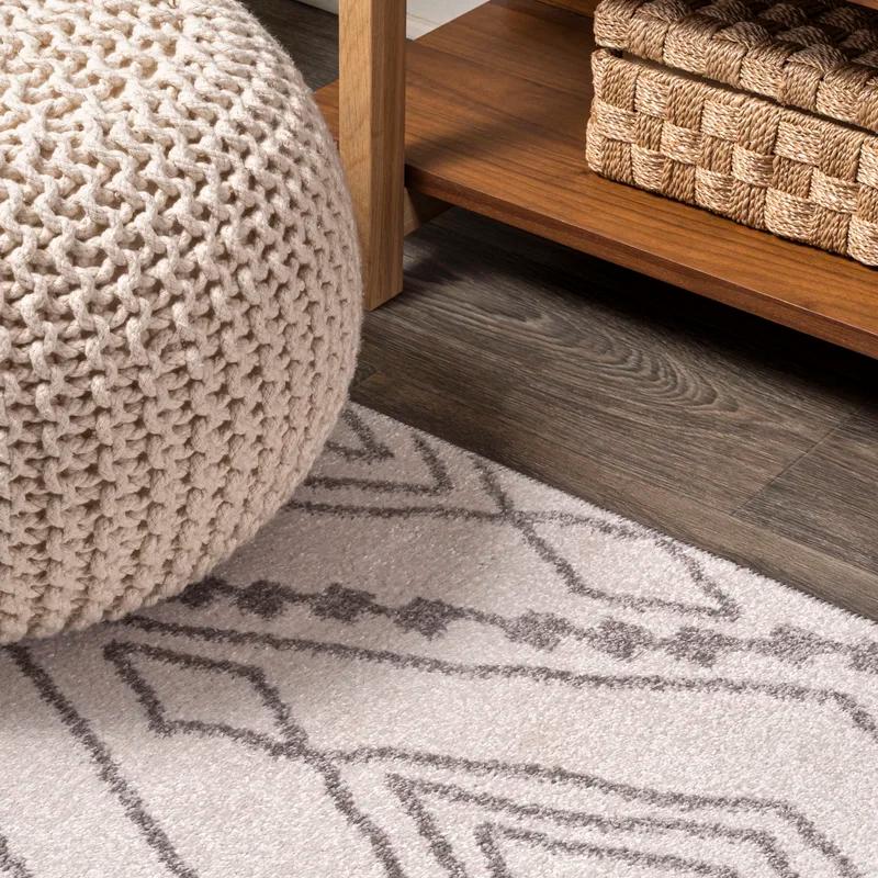 Ivory and Gray Trellis Synthetic Easy-Care Area Rug - 5' x 8'