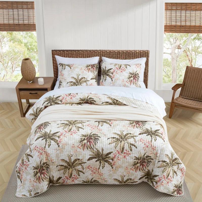 Coastal King Cotton Quilt Set with Reversible White and Coral Design