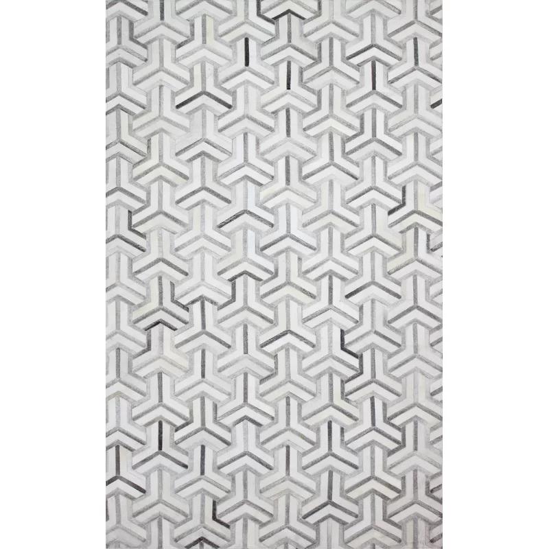 Handmade Geometric Gray Cowhide 5'x8' Area Rug