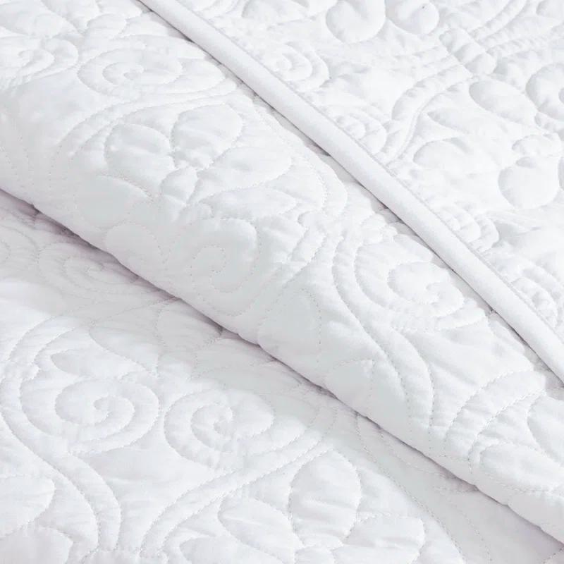 Quebec Reversible Quilt Set
