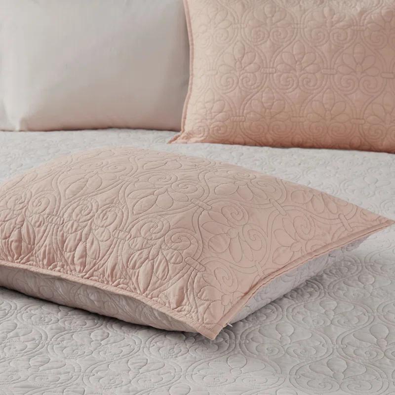 Quebec Reversible Quilt Set