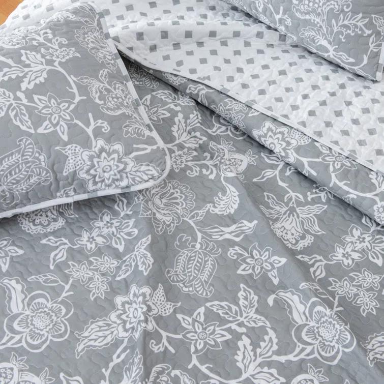 FreshFolds Dainty Floral Reversible Quilt Set with Shams