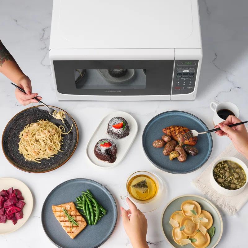 Farberware Farberware Countertop Microwave .7 Cu. Ft. 700-Watt Compact Microwave Oven FMO07ABTWHA