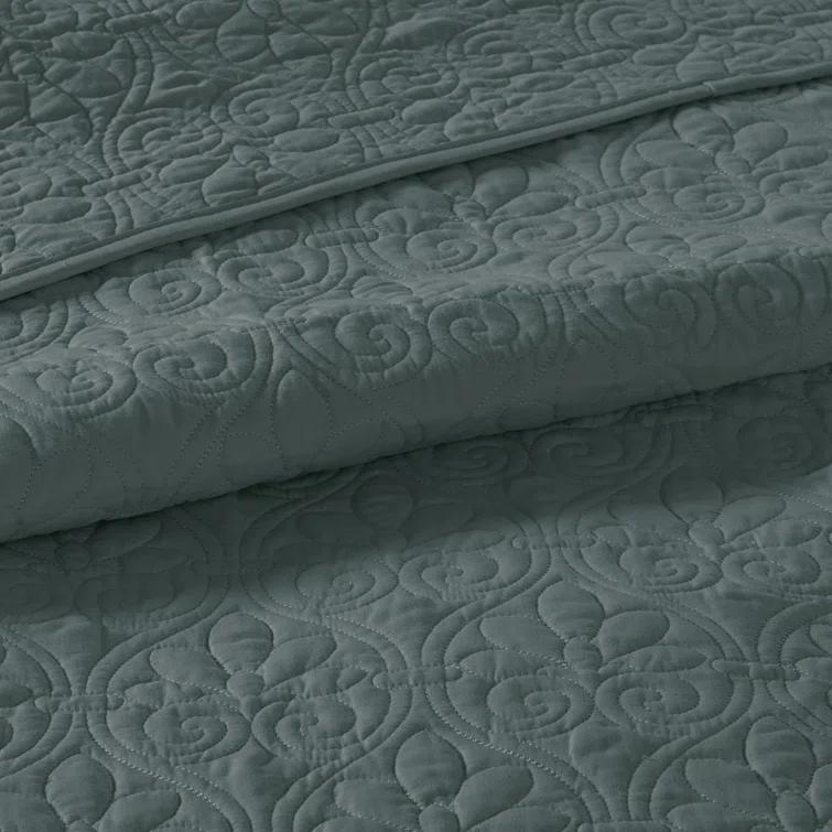 Madison Park Quebec Reversible Quilt Set