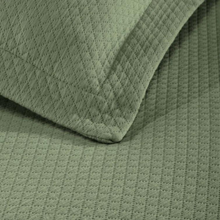 Superior Superior Solitaire Waffled Matelassé Bedspread Set with Shams