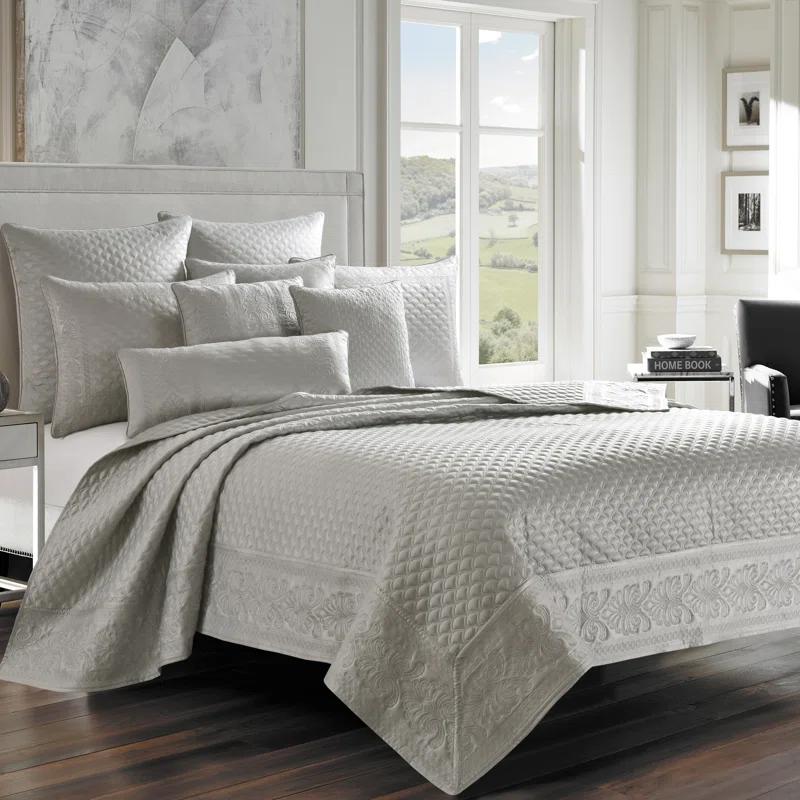 Five Queens Court Lincoln Coverlet