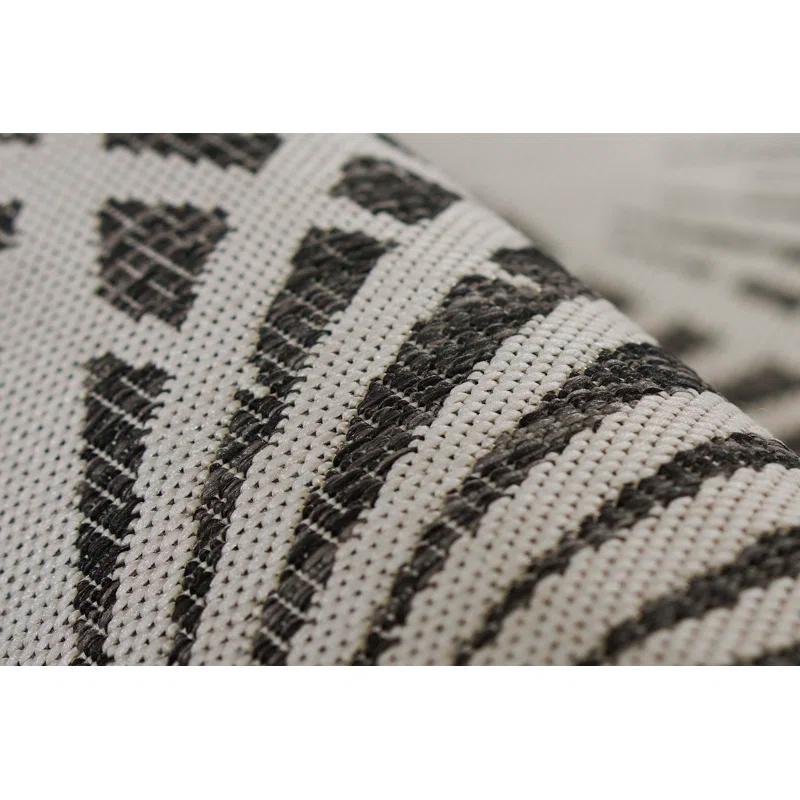 Novogratz Villa Floral Gray/White Indoor / Outdoor Area Rug