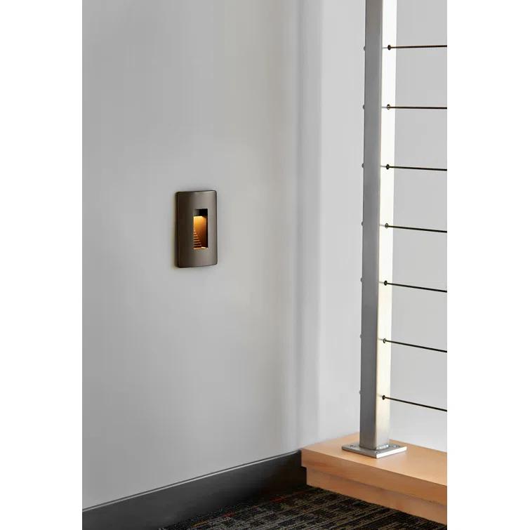 Hinkley Luna Horizontal 120v 2700K Integrated LED Step Light