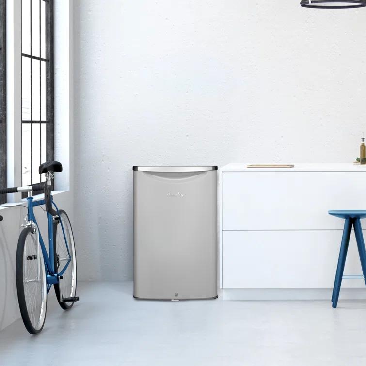 Danby Danby Classic Retro 4.4 Cubic Feet Freestanding Mini Fridge