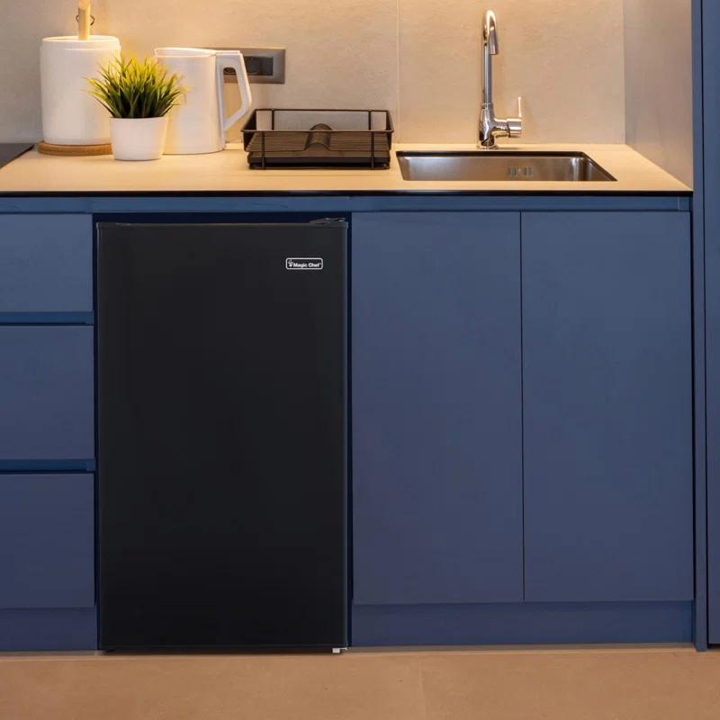Magic Chef Magic Chef 4.4-cu. ft. Mini Refrigerator with Freezer Compartment