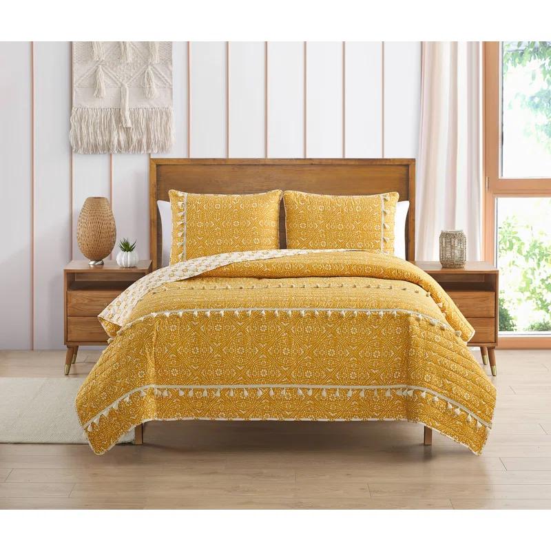 Design Studio DESIGN STUDIO Pasadena Medallion All-Season Soft Microfiber Quilt Set with Tassels