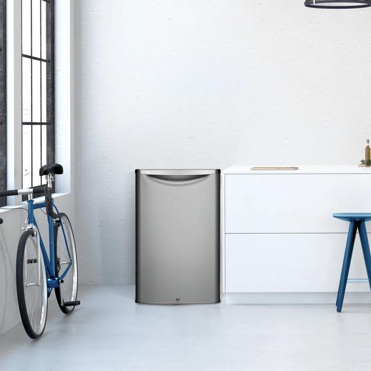 Danby Danby Classic Retro 4.4 Cubic Feet Freestanding Mini Fridge