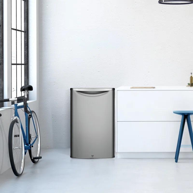Danby Danby Classic Retro 4.4 Cubic Feet Freestanding Mini Fridge