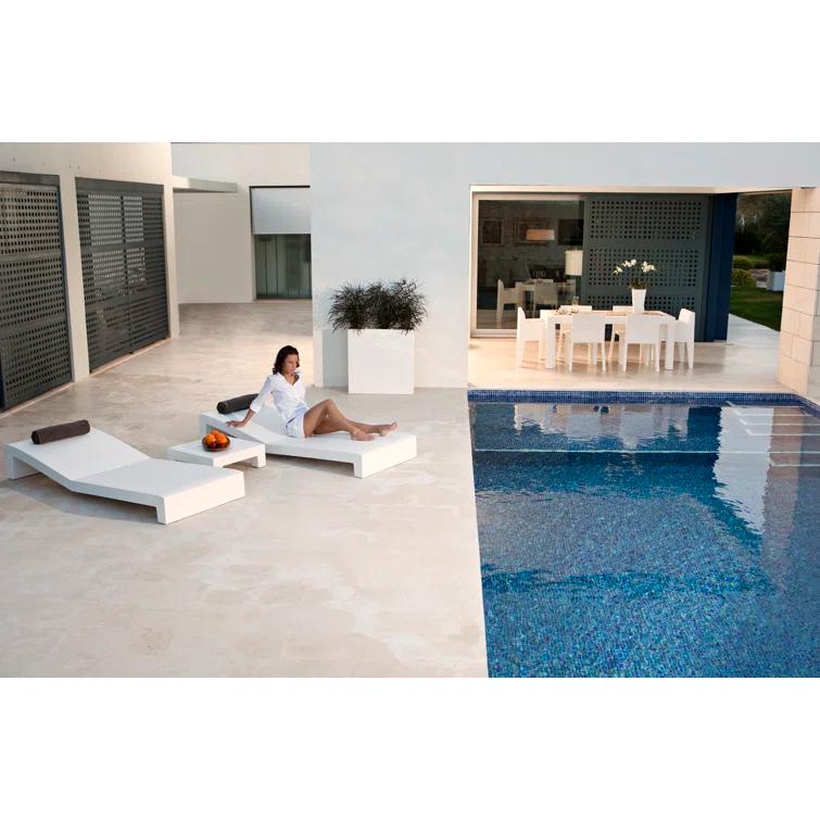 Jut Plastic/Resin Dining Table