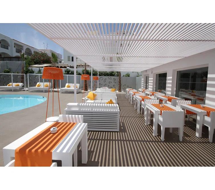 Jut Plastic/Resin Dining Table