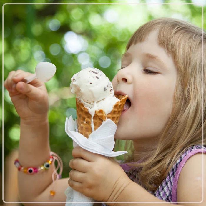 Nostalgia Nostalgia 4-quart Parlor Electric Ice Cream Maker - White